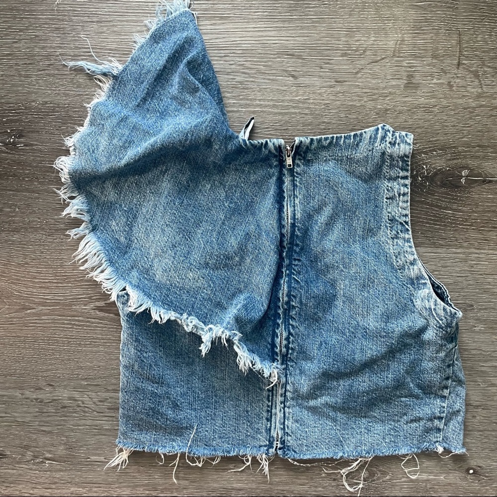EXCELLENT CONDITIONS
ZARA DENIM FRAYED RUFLLE •DEMIN TOP - Picture 6 of 7